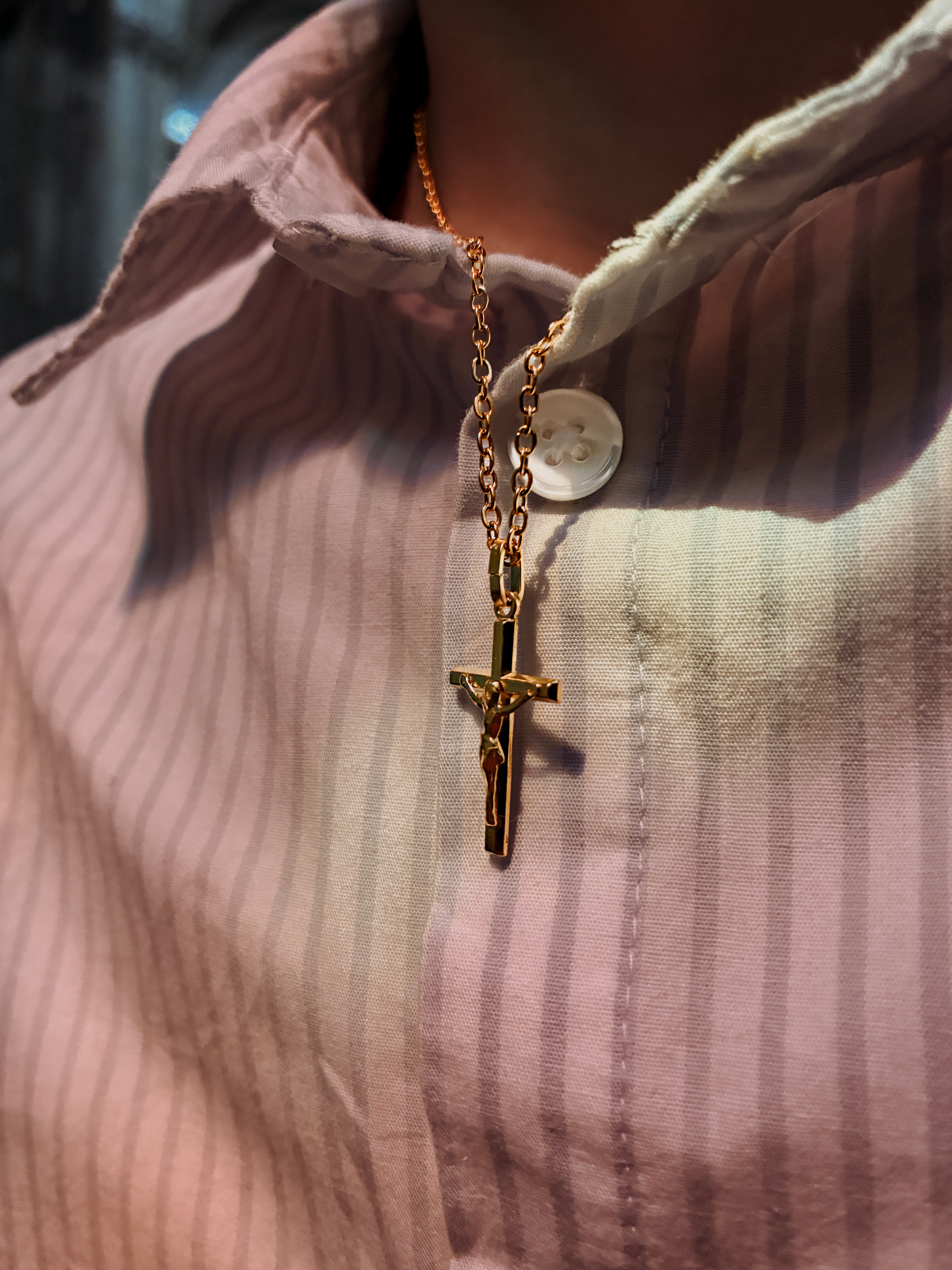 Collier croix du Christ enfant